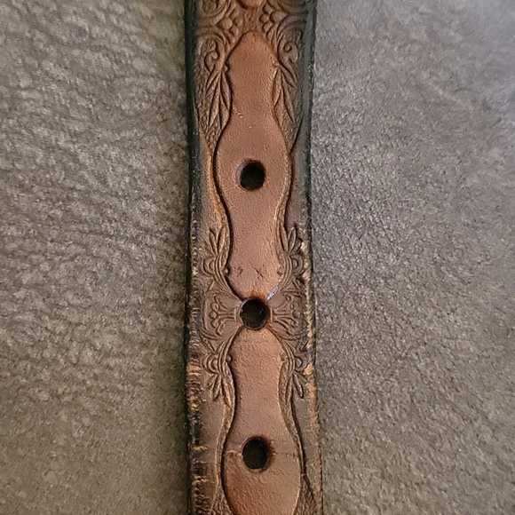 Vtg RED LEATHER 1996 Floral Tooled Basket Weave Concho Leather Belt main image 12